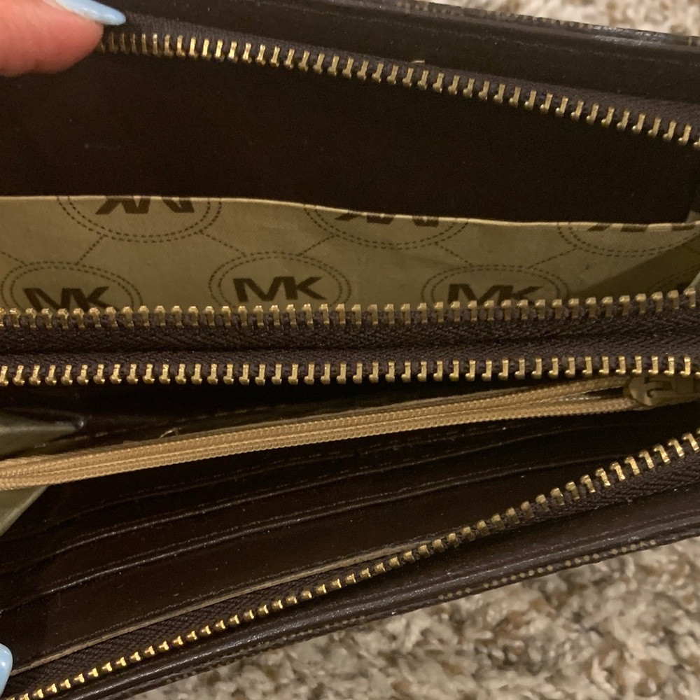 SALE❤️❤️❤️Michael Kors Brown Monogram Zip Wallet with Gold Logo - Picture 6 of 6